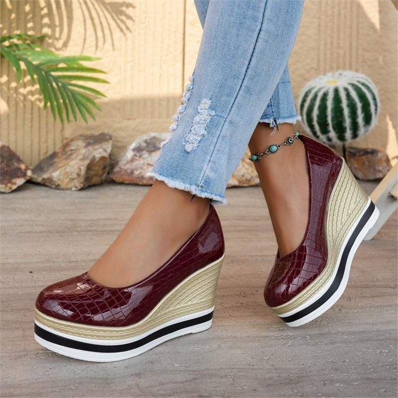 Damen Plateau-Keilpumps mit Bastkeil und Lack-Kroko-Optik Shop Nory