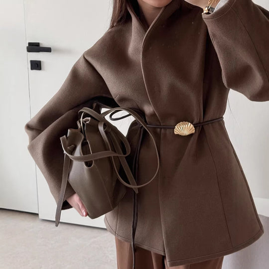 Damen Kurzjacke mit Wickelverschluss, taillierendem Ledergürtel und Muschelschließe Shop Nory