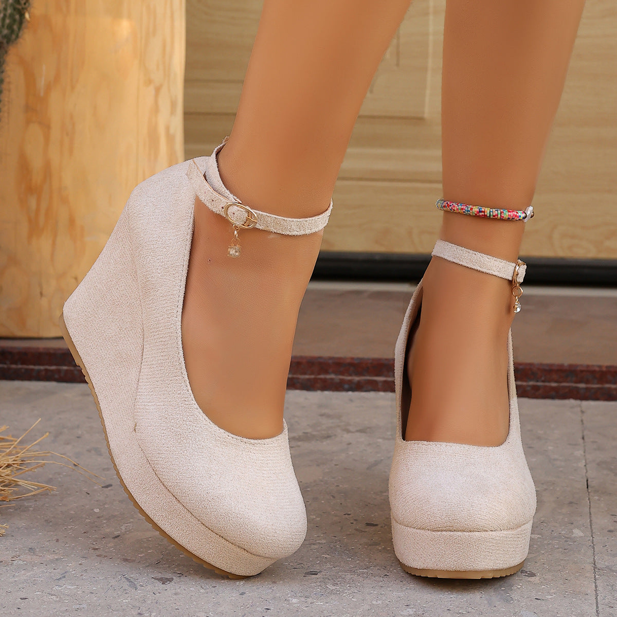 Damen Wedge-Pumps mit zierlichem Riemen und glänzendem Akzent Shopnory