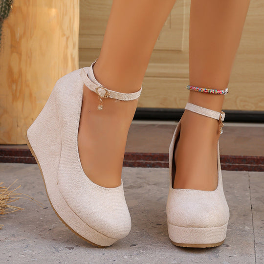 Damen Wedge-Pumps mit zierlichem Riemen und glänzendem Akzent Shopnory