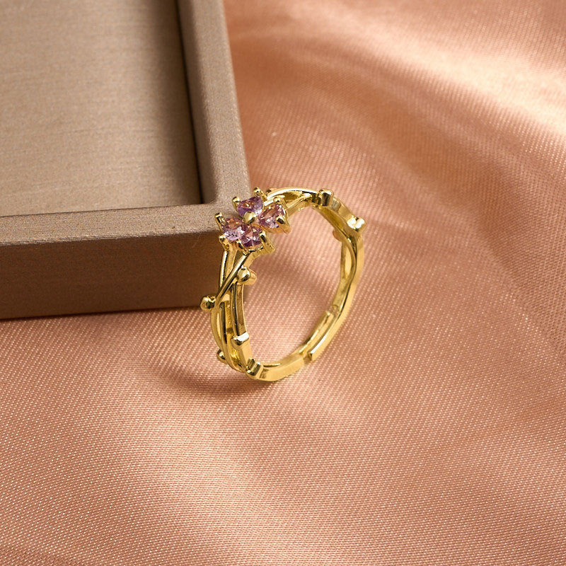Damenring mit floralem Design und funkelnden Edelsteinen Shop Nory