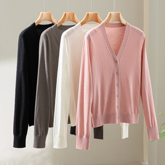 Damen Minimalistischer Merino‑Blend Cardigan mit V‑Ausschnitt und feinen Rippabschlüssen Shop Nory