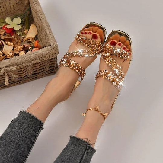 Sandalen mit Absätzen und Pailletten