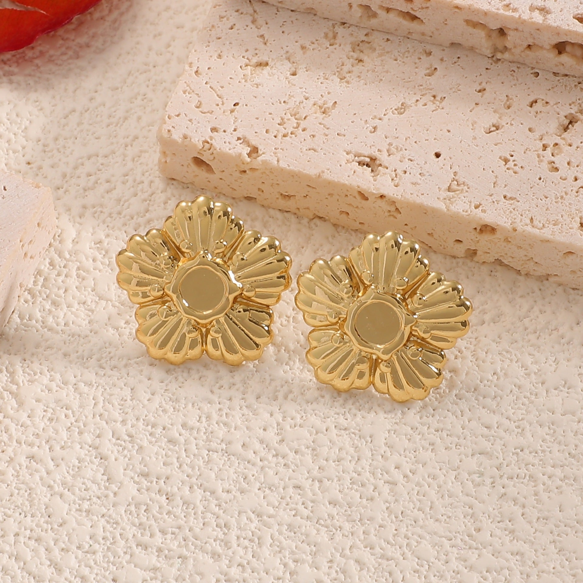 Damen Schmuckbroschen im floralen Golddesign Shop Nory