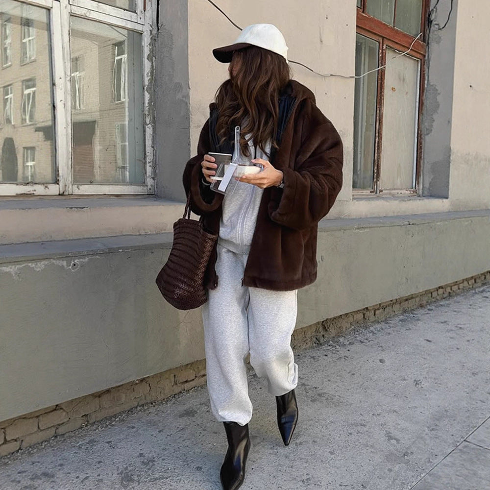 Damen Boxy-Kurzmantel aus veganem Fauxfur mit Kapuze, verdecktem Reißverschluss & lässiger Silhouette Shop Nory