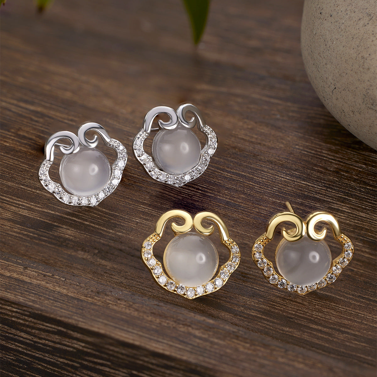 Damen Ohrstecker mit filigranem Design und funkelnden Zirkonia Shop Nory
