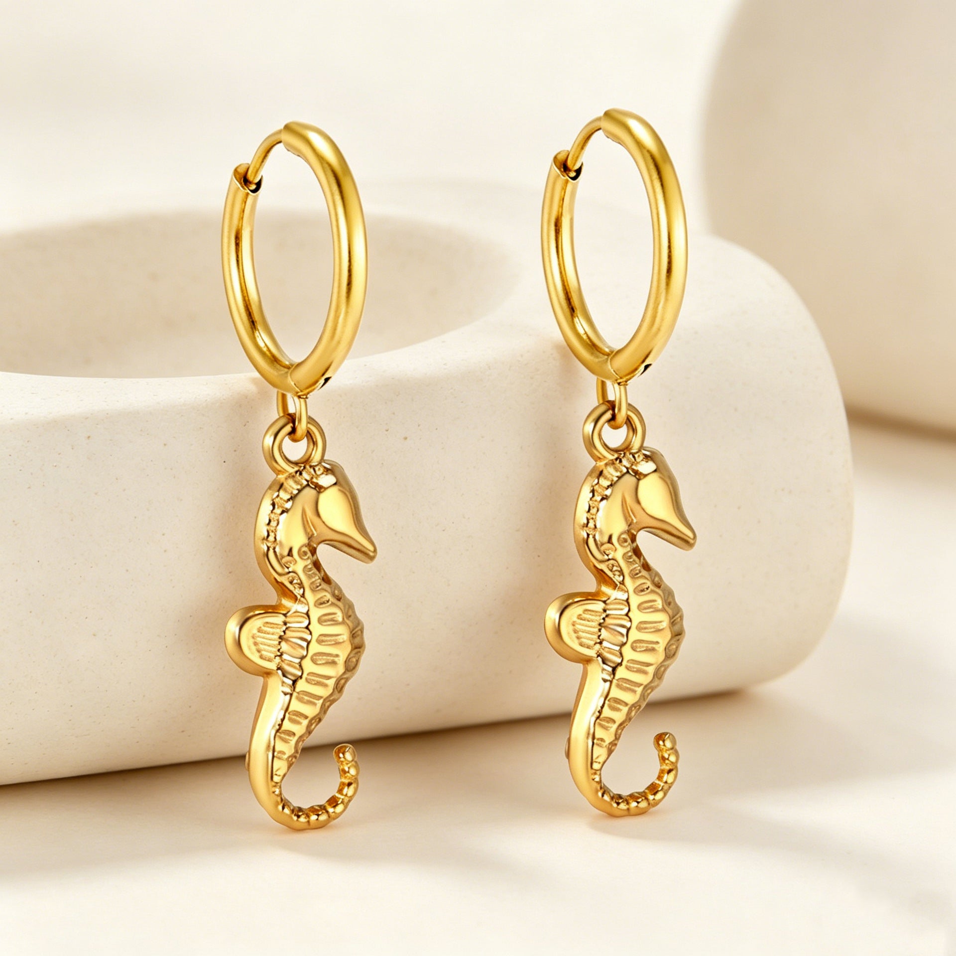 Damen Hängende Ohrringe mit Seepferdchen-Anhängern und glänzender goldfarbener Oberfläche Shop Nory
