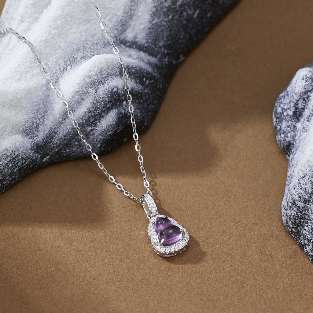 Damen Halskette mit kunstvollem Buddha-Anhänger aus hochwertigem Halbedelstein und funkelnden Zirkonia Shop Nory