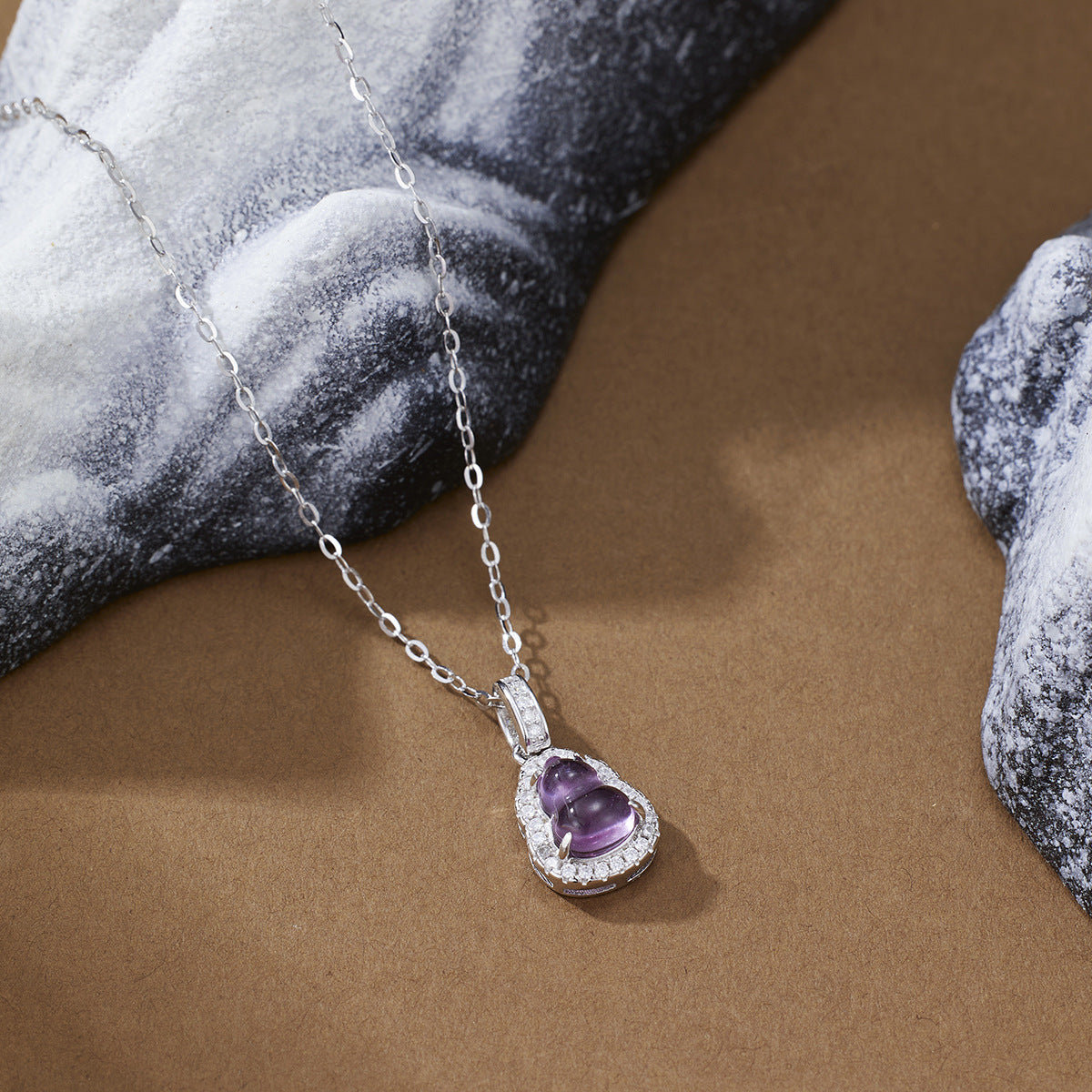Damen Halskette mit kunstvollem Buddha-Anhänger aus hochwertigem Halbedelstein und funkelnden Zirkonia Shop Nory