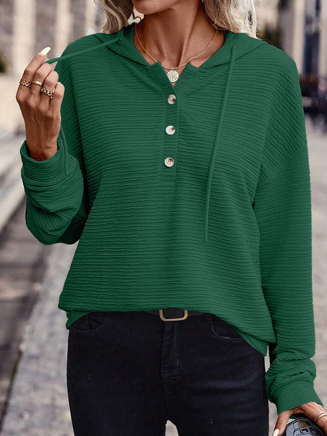 Damen Lässiges strukturiertes Kapuzen-Henley-Shirt mit Knopfleiste und Oversize-Schnitt Shop Nory