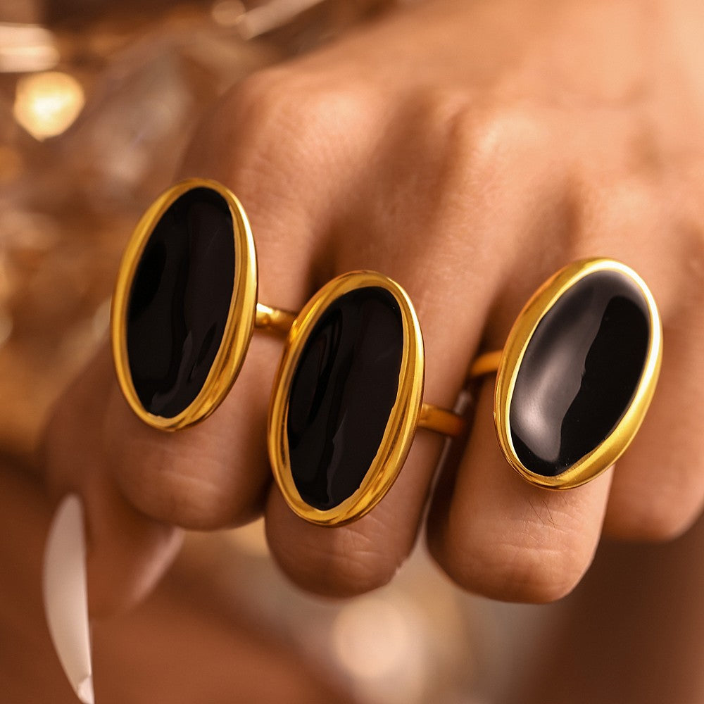 Damenring mit modernem ovalen Design aus Edelstahl und elegantem schwarzen Stein Shop Nory