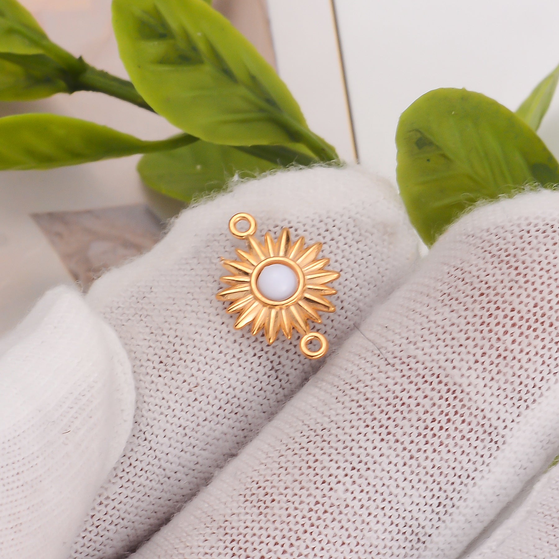 Damen Sonnenanhänger mit schwarzem Stein und goldenem Finish Shop Nory