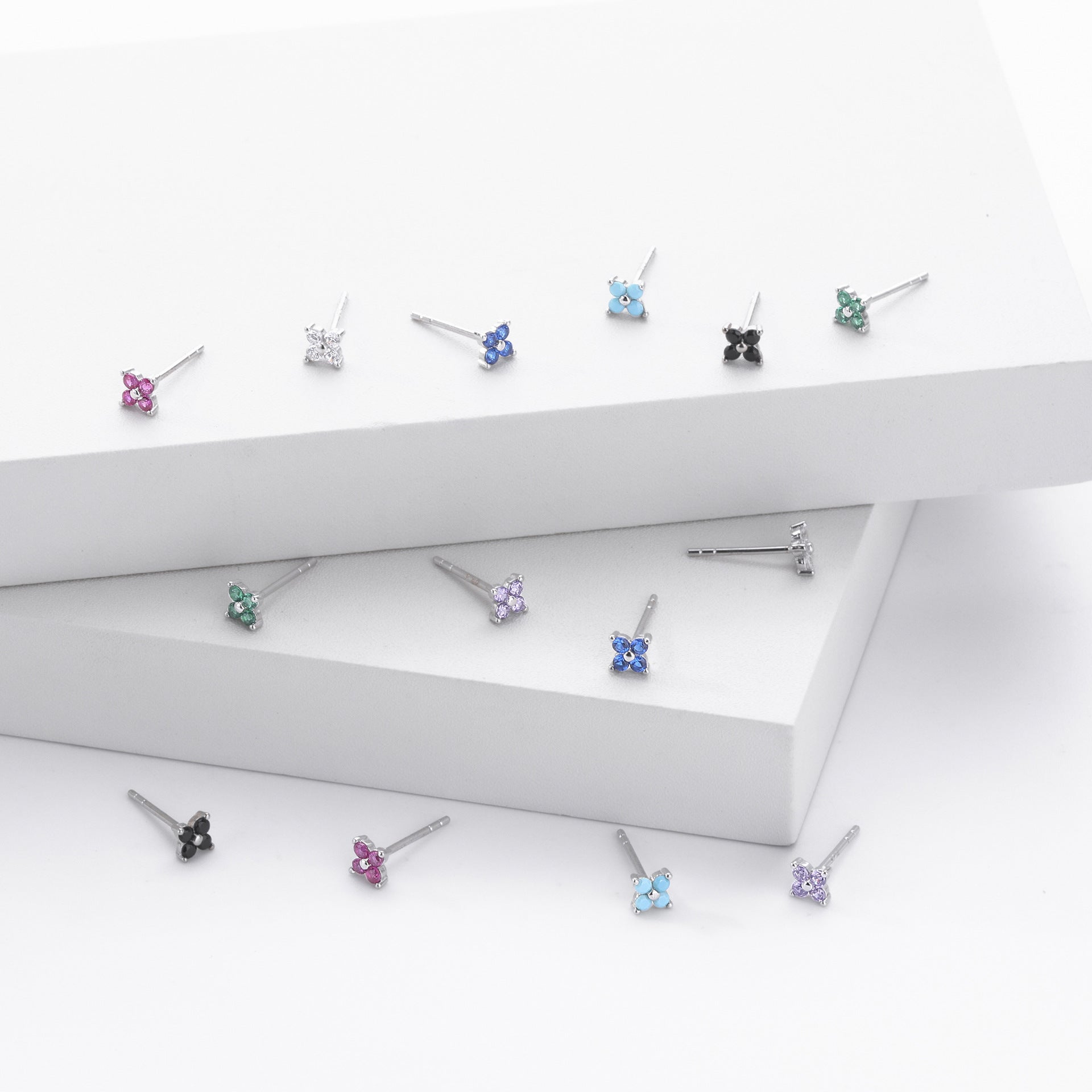 Damen Ohrstecker mit funkelnden 5A Zirkonen in klassischem Blumen-Design Shop Nory