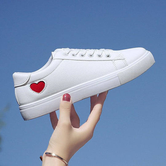 Damen Minimalistische Low-Top Sneaker mit glatter Kunstlederoptik und komfortabler Gummisohle Shop Nory