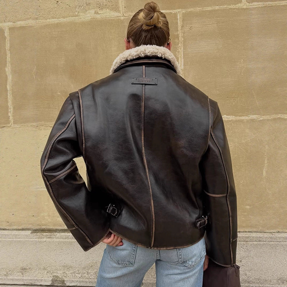 Damen Kurz geschnittene Lederimitat‑Fliegerjacke mit voluminösem Teddy‑Schalkragen und markanten Ziernähten Shop Nory