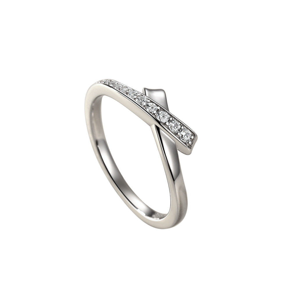 Damenring mit elegantem Kreuzdesign und funkelnden Zirkonia Shop Nory