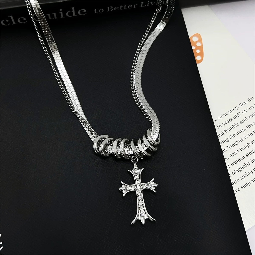 Damen Kette mit kunstvollem Kreuzanhänger und eleganten Metallakzenten Shop Nory