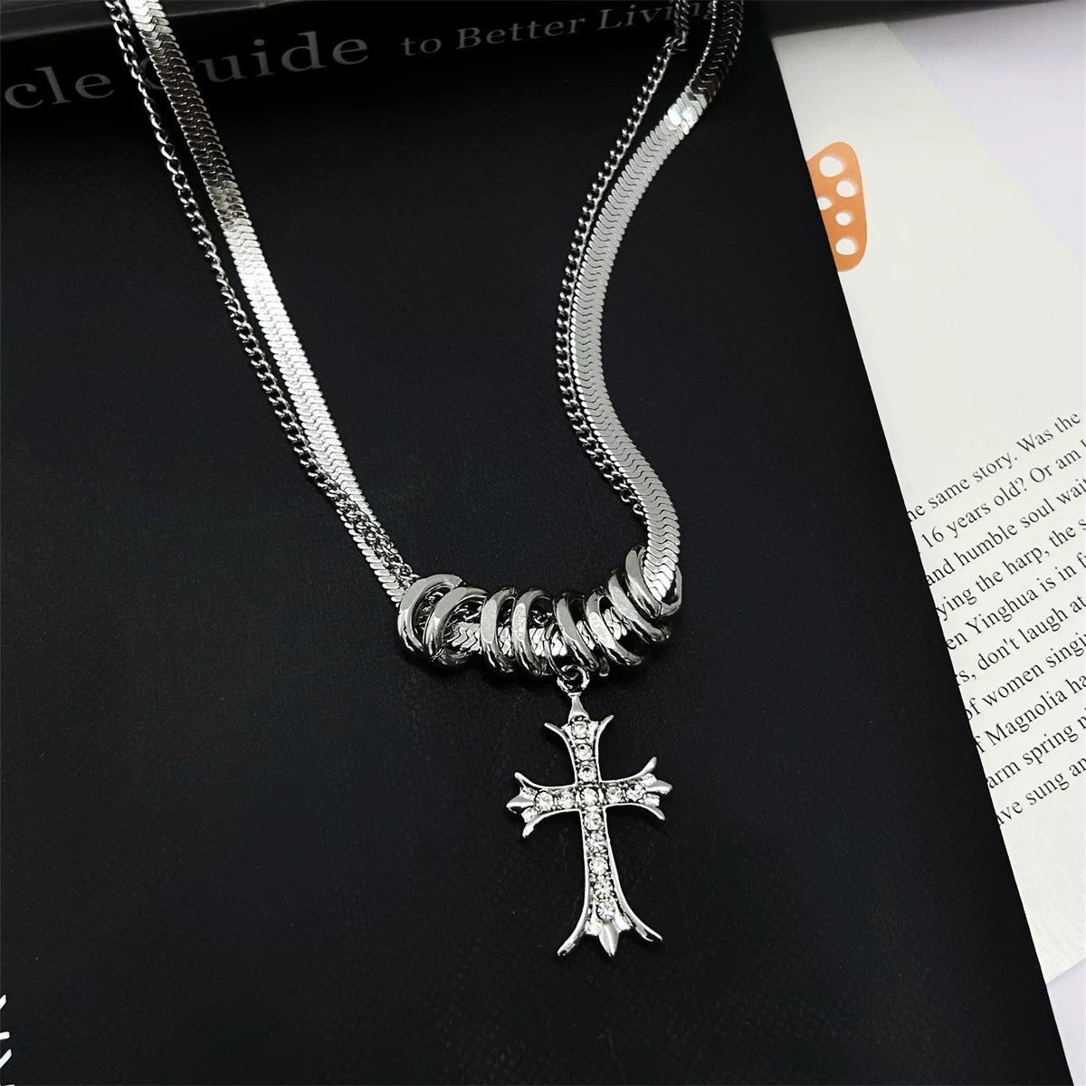 Damen Kette mit kunstvollem Kreuzanhänger und eleganten Metallakzenten Shop Nory