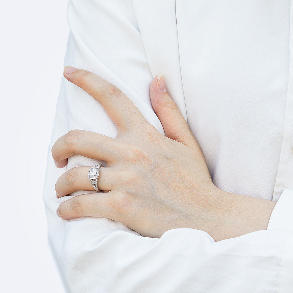 Damen eleganter Verlobungsring mit quadratischem Hauptstein und funkelnden Zirkonia-Details Shop Nory