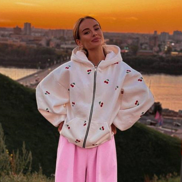 Damen verspielter Kapuzen-Zippullover mit Kirschenprint und oversized Passform Shop Nory