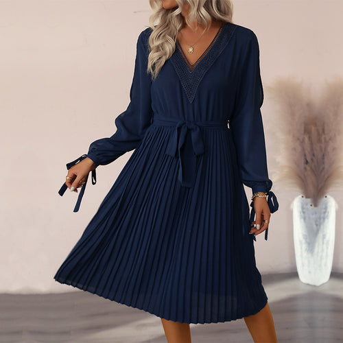 Damen Plissiertes Chiffon‑Look Midikleid mit V‑Ausschnitt und Spitzeneinsatz sowie Bindegürtel Shop Nory