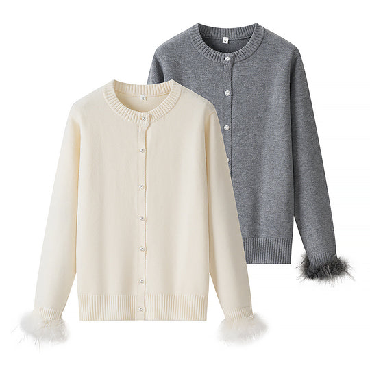 Damen Strickcardigan mit Perlenknöpfen und federbesetzten Ärmelbündchen Shop Nory