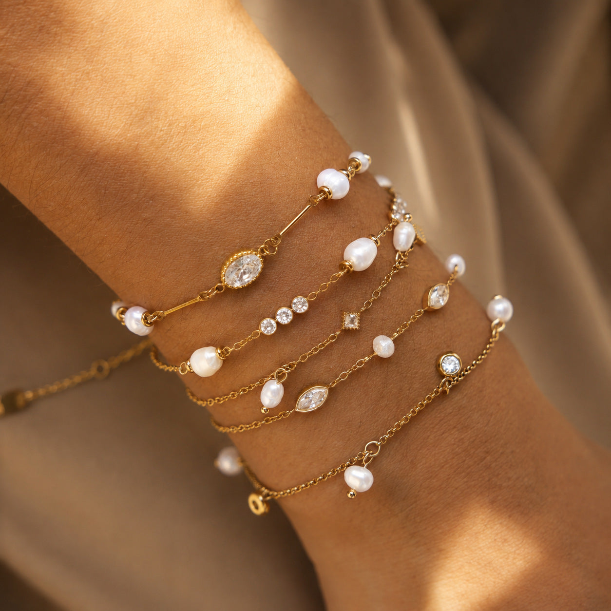 Damen Armband mit glänzenden Zirkonia und eleganten Perlendetails Shop Nory