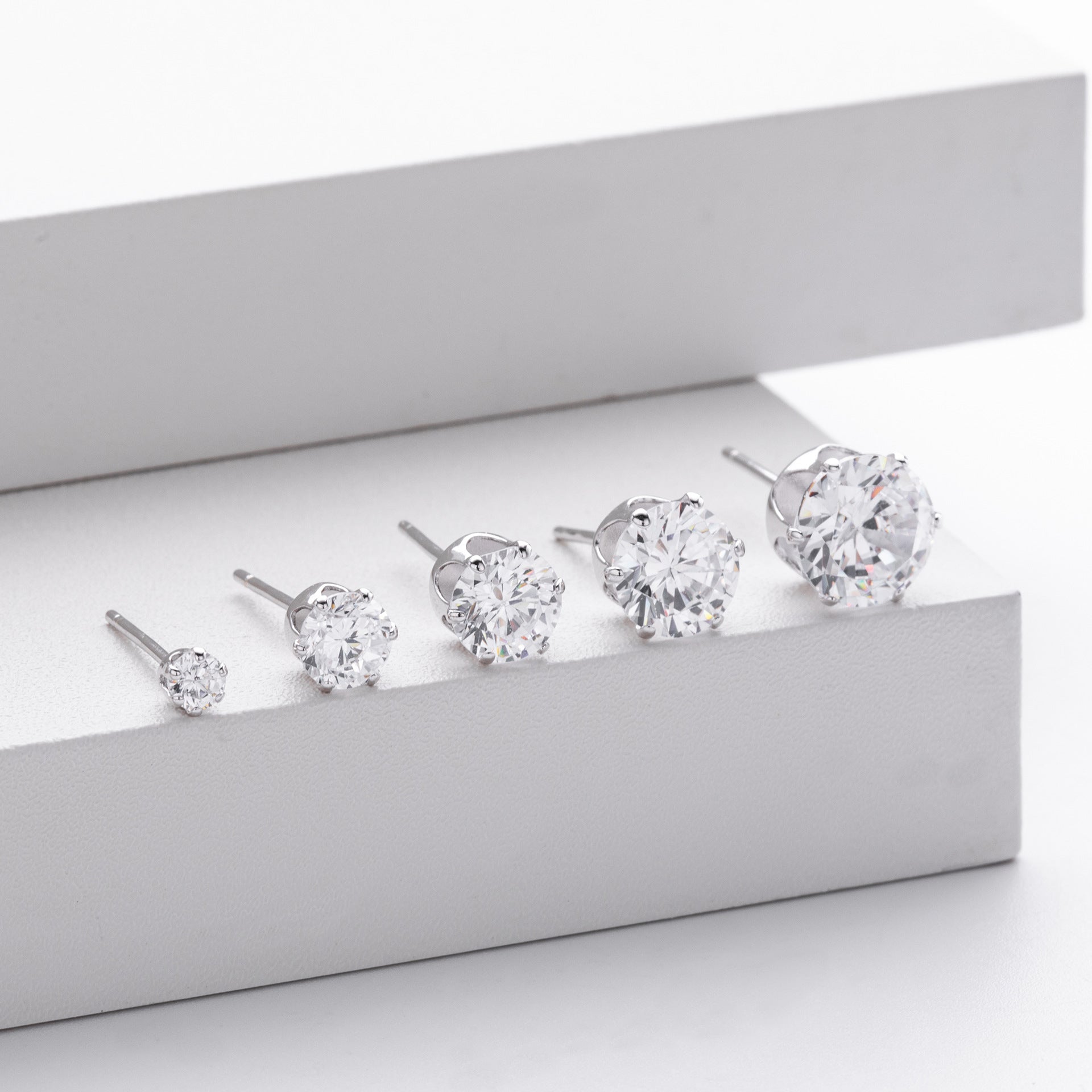 Damen Ohrstecker aus hochwertigem 925 Sterling Silber mit funkelndem Moissanit Shop Nory