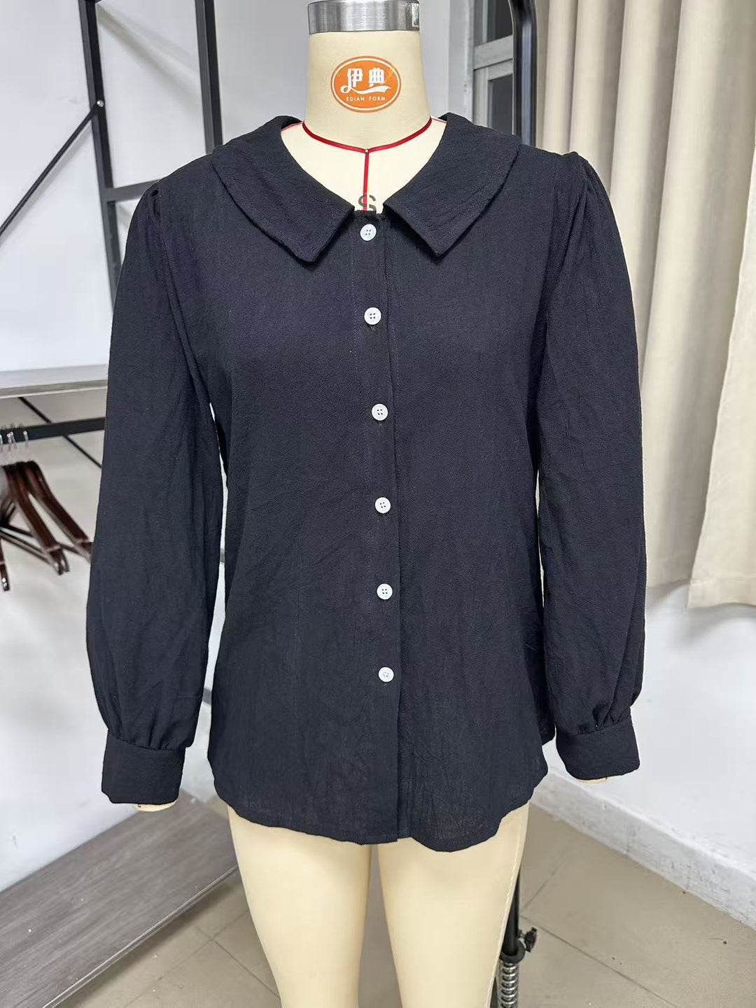 Damen Locker geschnittene Bluse mit Rundkragen, Puffärmeln und Perlmuttknopfleiste Shop Nory