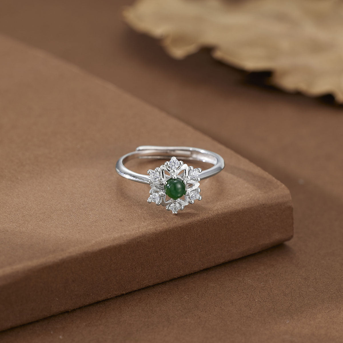 Damen Ring mit funkelndem grünen Jade-Edelstein und Zirkonia-Verzierung Shop Nory