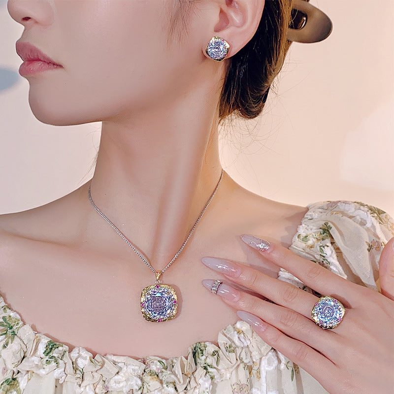 Vintage inspirierter Cocktailring mit Halo-Diamant-Schliff-Zentrum und Rubin-Akzentsteinen
