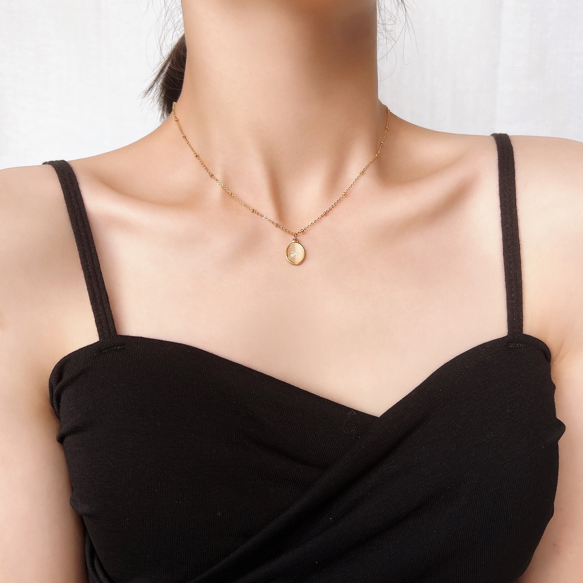 Damen elegante Halskette mit ovalem Anhänger und goldener Kette Shop Nory