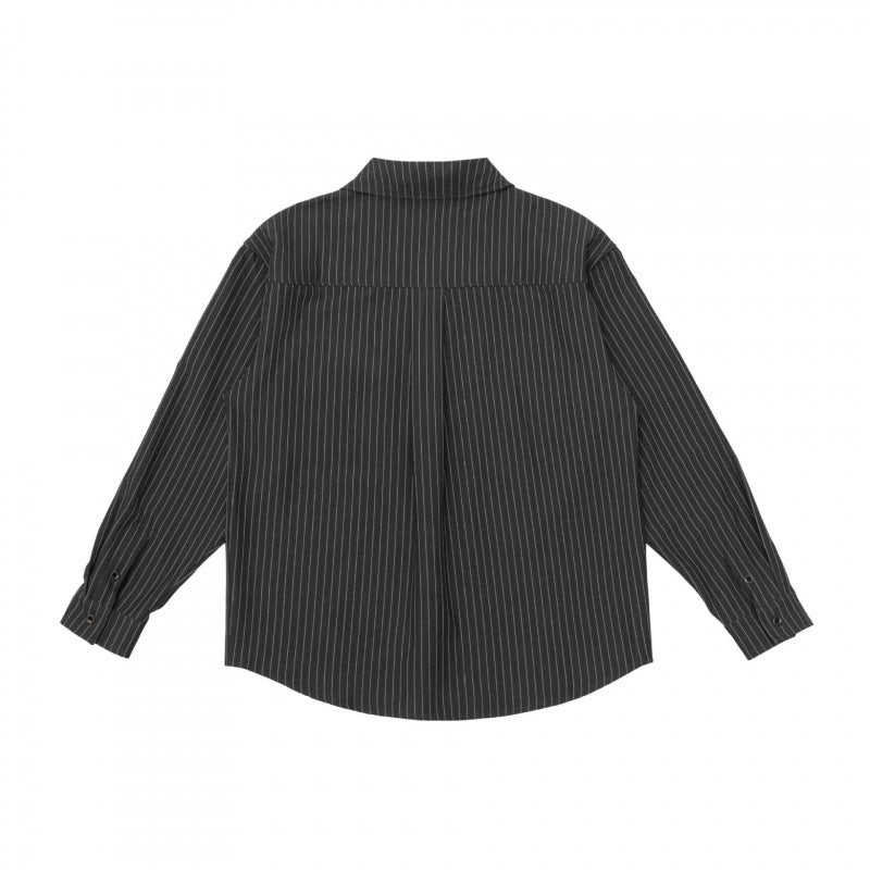 Unisex Boxy-Hemdjacke mit Reverskragen, Brustklappe und feinem Nadelstreifen Shop Nory