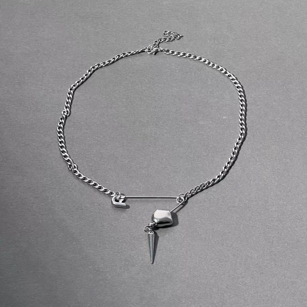 Damen Kette mit modernem Sicherheitsnadeldesign und minimalistischen Anhängern Shop Nory