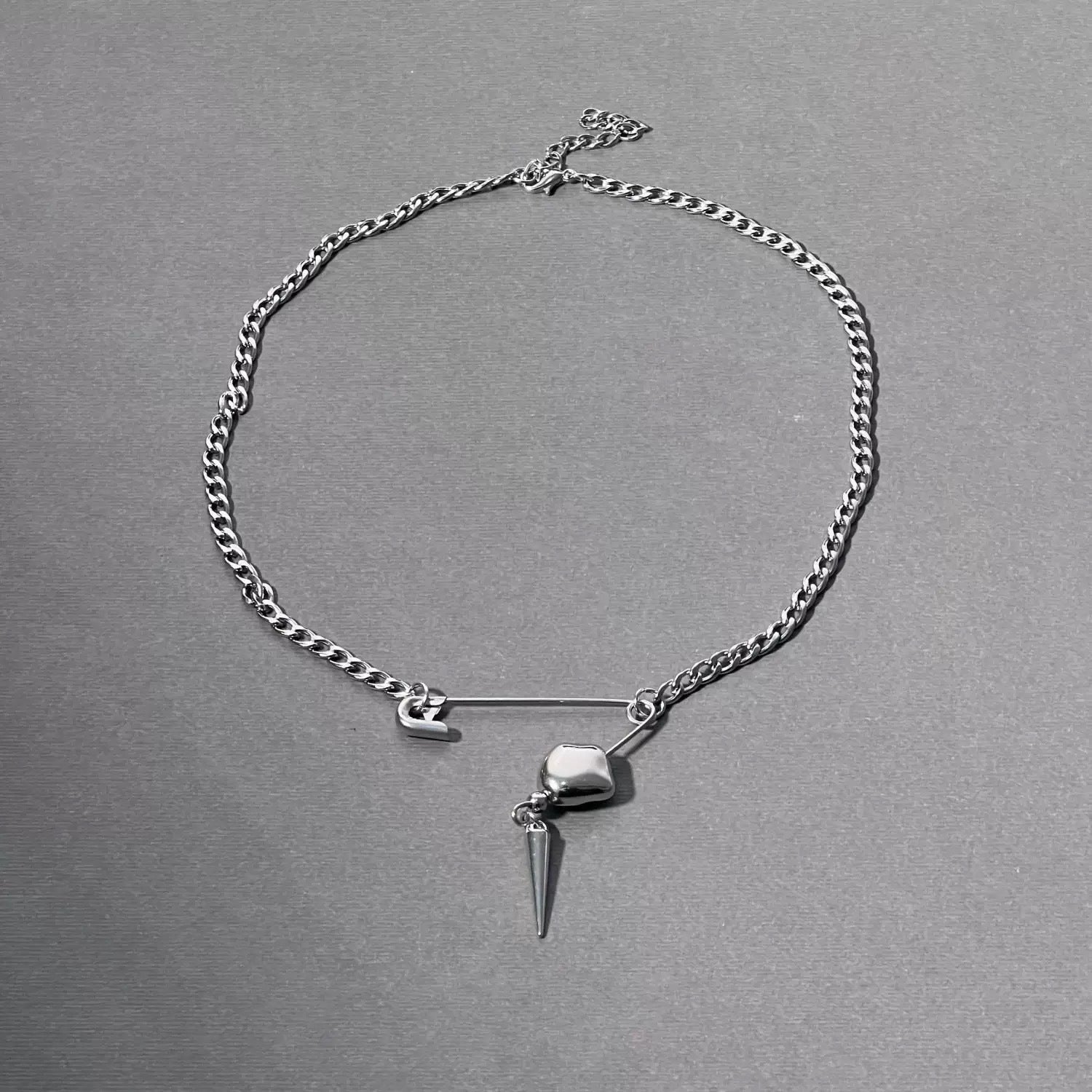 Damen Kette mit modernem Sicherheitsnadeldesign und minimalistischen Anhängern Shop Nory