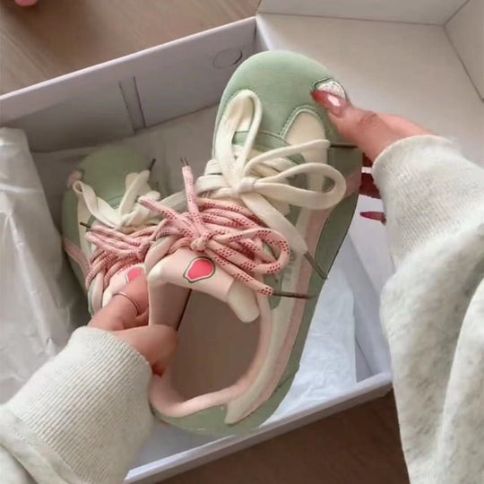 Damen Retro Pastell‑Sneaker mit Veloursoptik, gepolstertem Komfortfußbett und Herz‑Patch Shop Nory