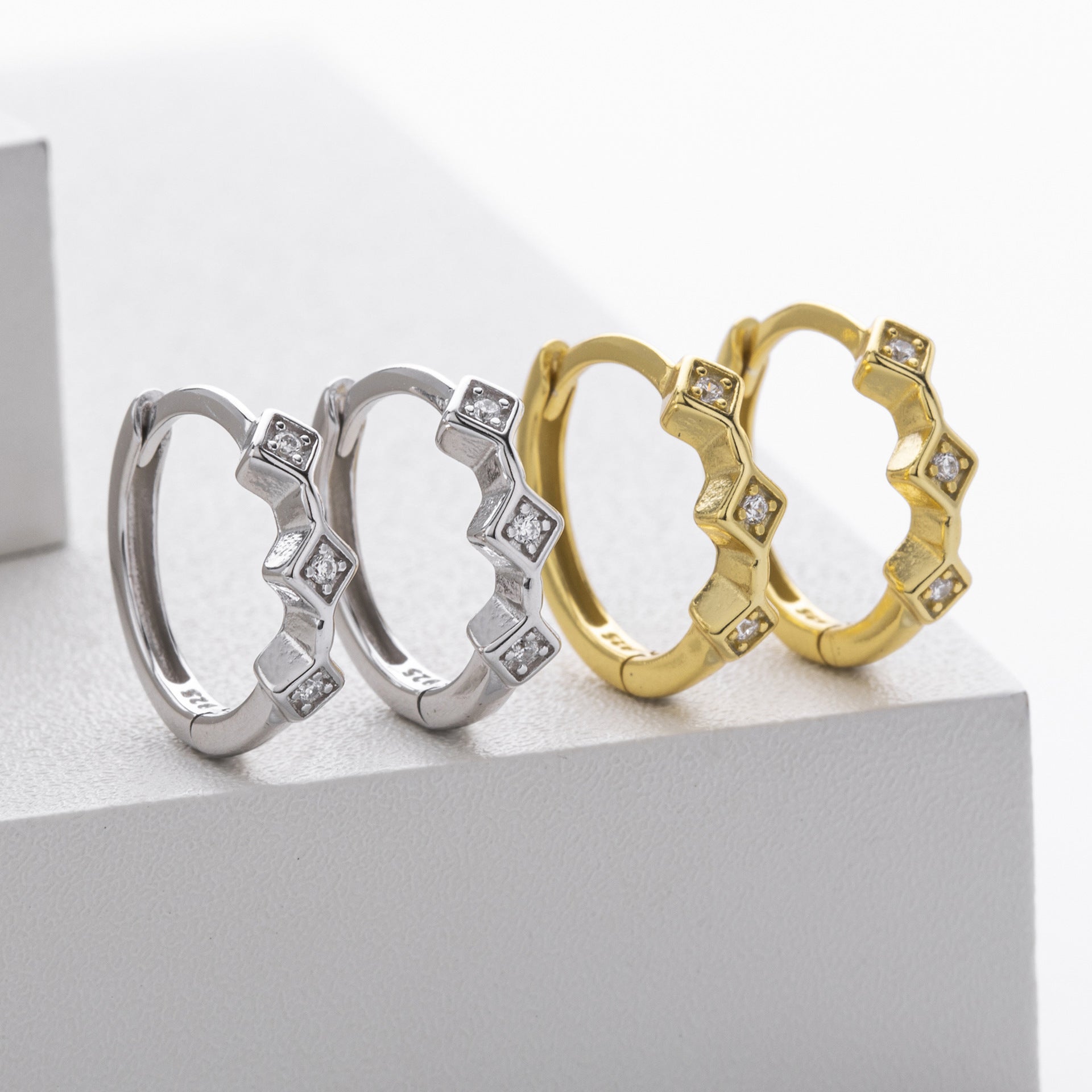 Damen Creolen aus hochwertigem 925 Sterlingsilber mit funkelnden Zirkon-Akzenten Shop Nory