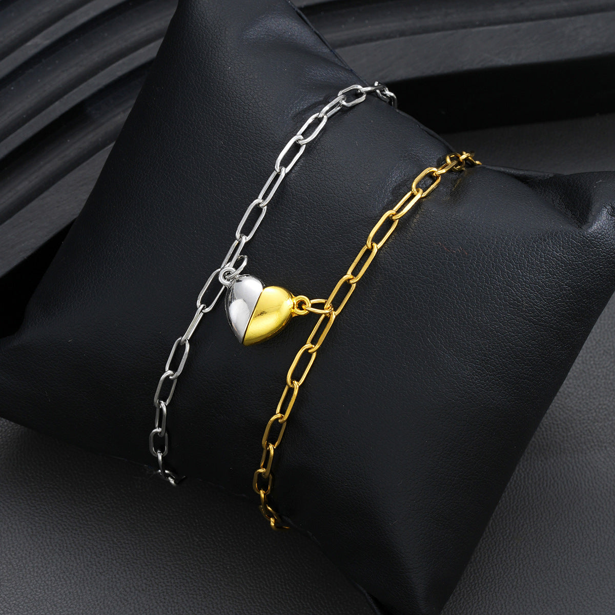 Damenarmband mit ineinander verschlungenen Herzanhängern Shop Nory