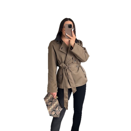 Damen Kurztrenchjacke mit taillierter Silhouette, Bindegürtel und kontrastkragen Shop Nory