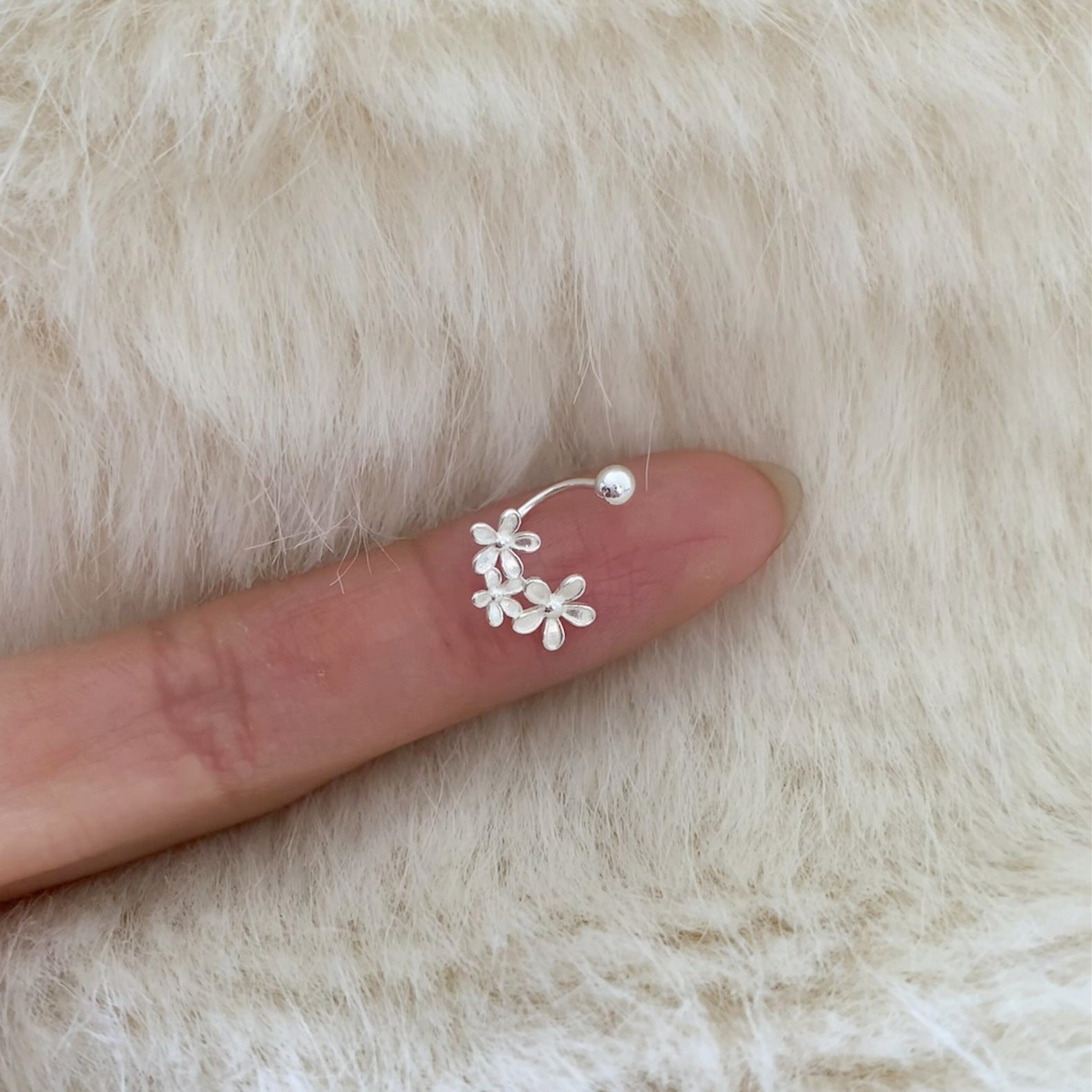 Damen Ohrstecker mit filigranem Blütenmotiv und hochwertigen Akzenten Shop Nory