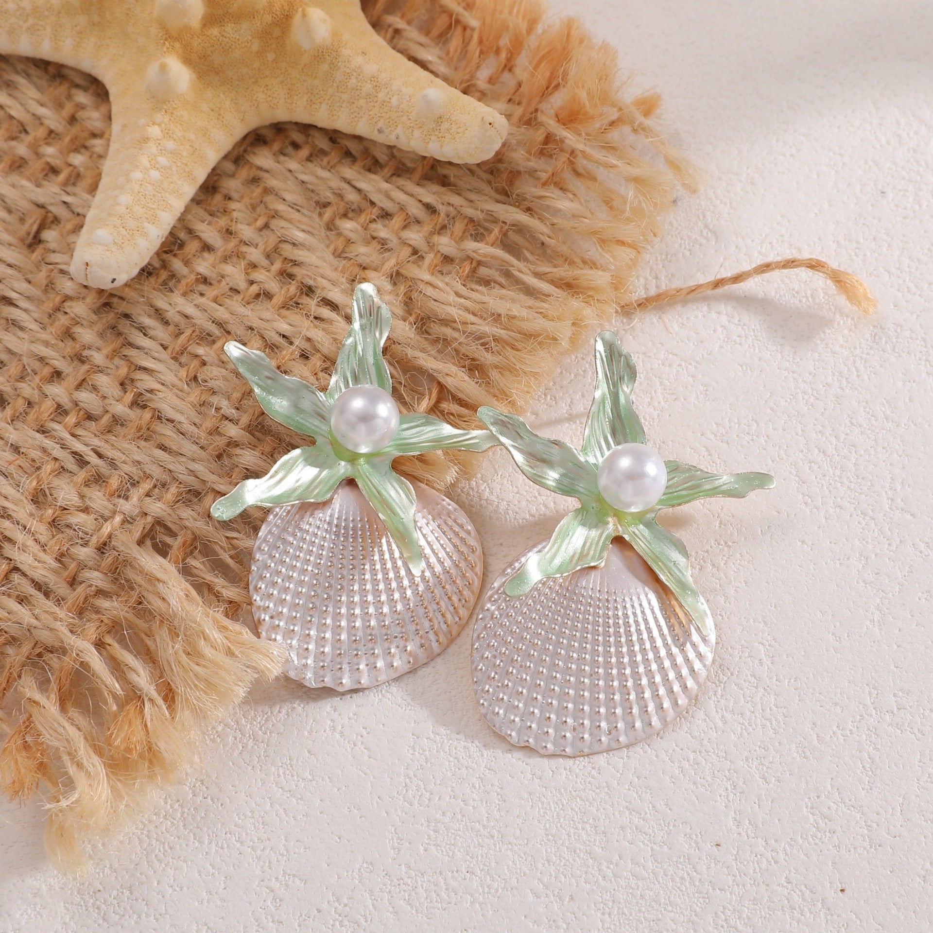 Damen Ohrringe mit kunstvollem Muschelmuster und Perlenakzent Shop Nory