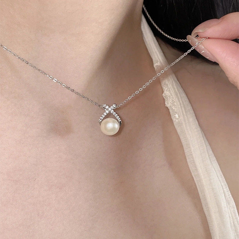 Damen Halskette mit funkelndem Perlenanhänger und eleganter Zirkonia-Fassung Shop Nory