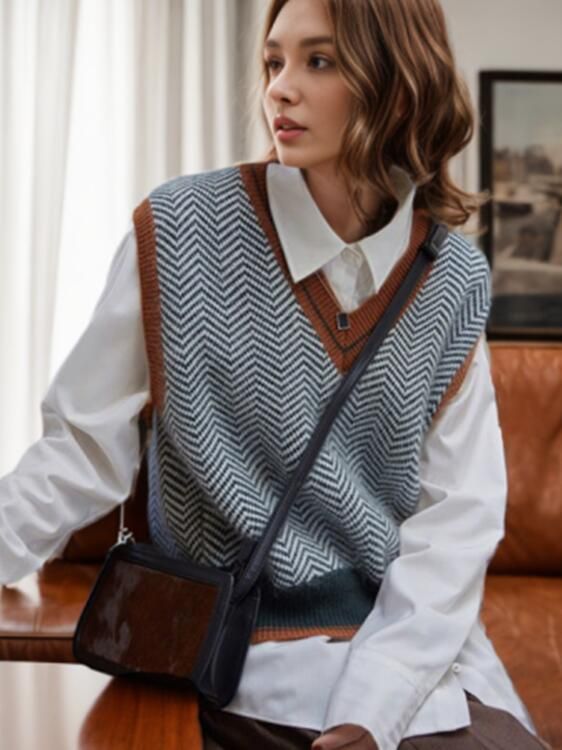 Damen Strickpullover mit V-Ausschnitt und modernem Zickzackmuster