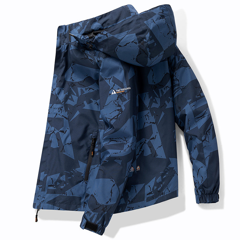 Herren Technische wasserdichte Kapuzenjacke mit grafischem Camouflage‑Print, Reißverschlusstaschen und verstellbarem Saum Shop Nory