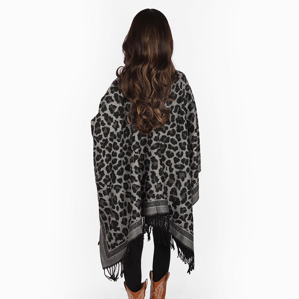 Damen Grobgewebter Überwurf im Denim‑Look mit tonigem Animal‑Jacquard und Fransensaum Shop Nory