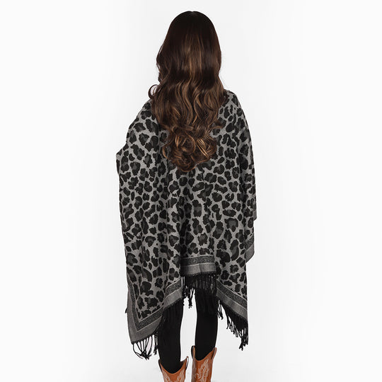 Damen Grobgewebter Überwurf im Denim‑Look mit tonigem Animal‑Jacquard und Fransensaum Shop Nory