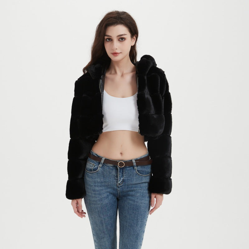 Damen Cropped Kunstpelzjacke mit gestepptem Panel‑Design und Kapuze Shop Nory