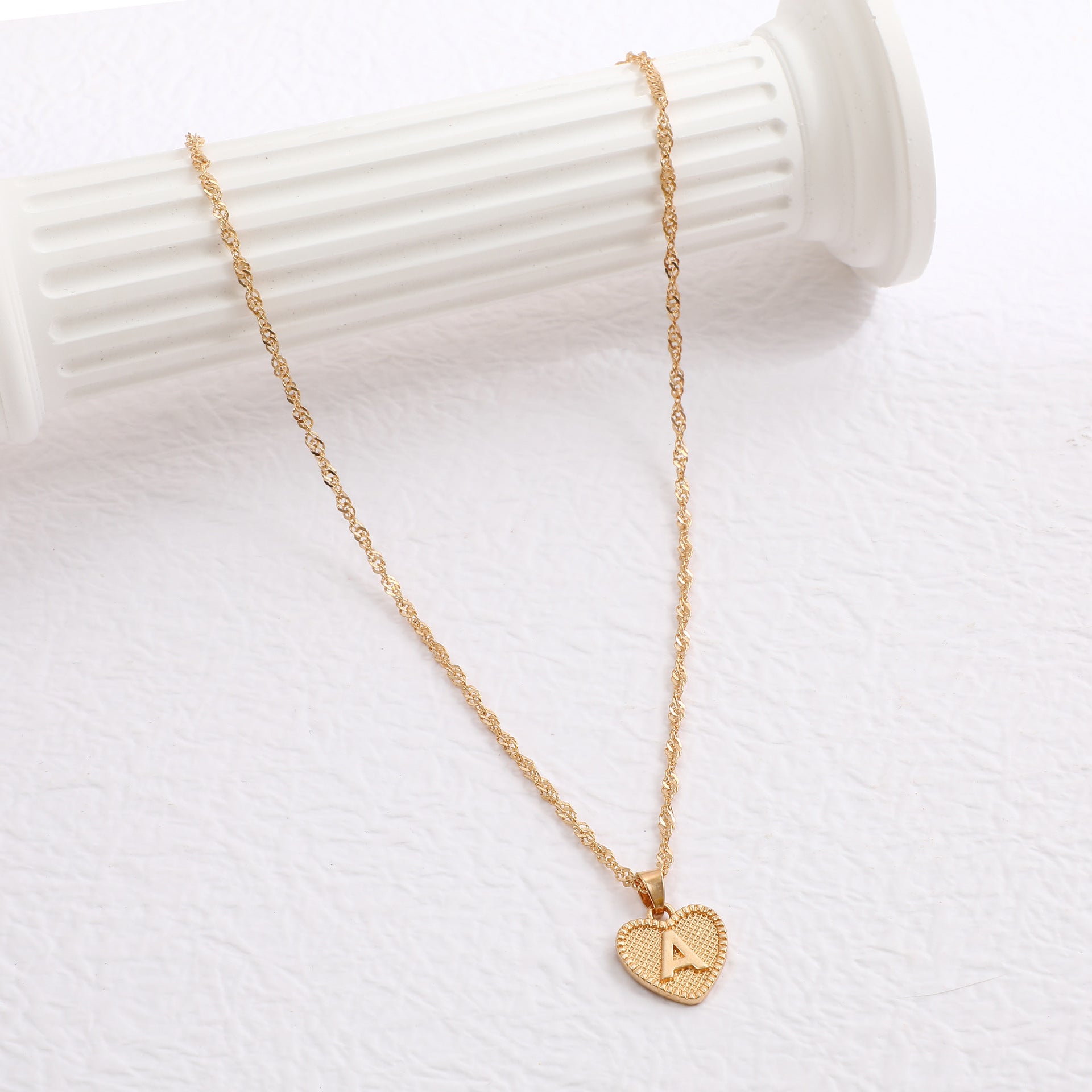 Damen Halskette mit herzförmigem Anhänger und kunstvollem Design Shop Nory