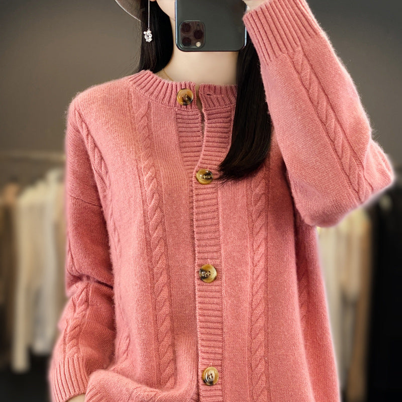 Damen Kaschmirähnlicher Zopfmuster‑Cardigan mit Rundhals und Hornoptikknöpfen Shop Nory