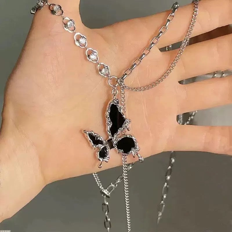 Damen Halskette mit elegantem Schmetterlingsanhänger und funkelnden Kristallen Shop Nory